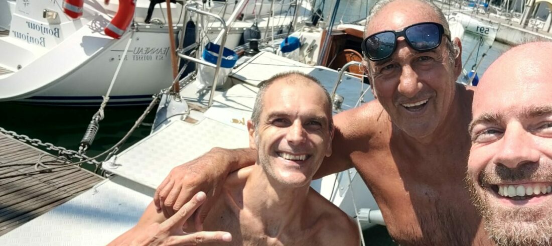 marco salvatore e matteo sorridenti sul pontile dopo la prima veleggiata ufficiale di tatanka con carrozzina in pozzetto