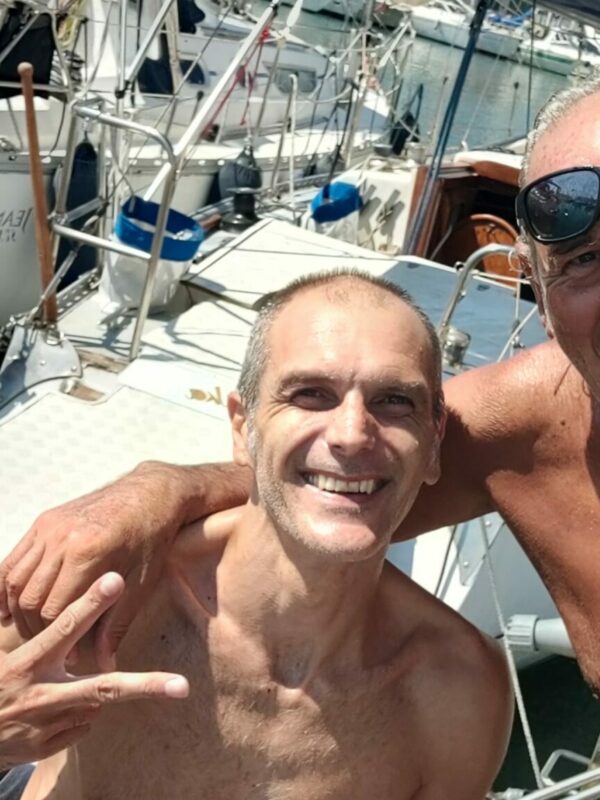 marco salvatore e matteo sorridenti sul pontile dopo la prima veleggiata ufficiale di tatanka con carrozzina in pozzetto