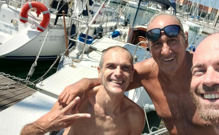 marco salvatore e matteo sorridenti sul pontile dopo la prima veleggiata ufficiale di tatanka con carrozzina in pozzetto