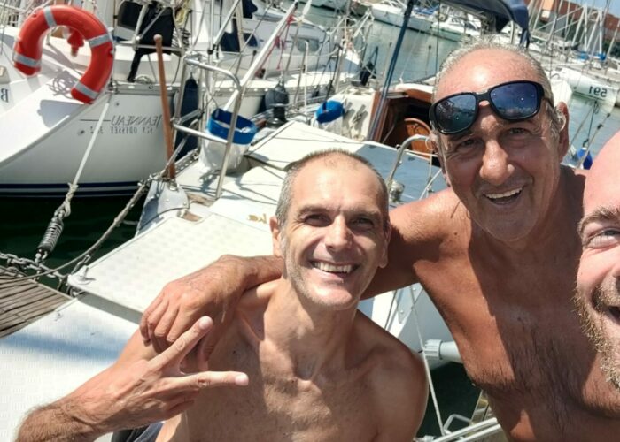 marco salvatore e matteo sorridenti sul pontile dopo la prima veleggiata ufficiale di tatanka con carrozzina in pozzetto