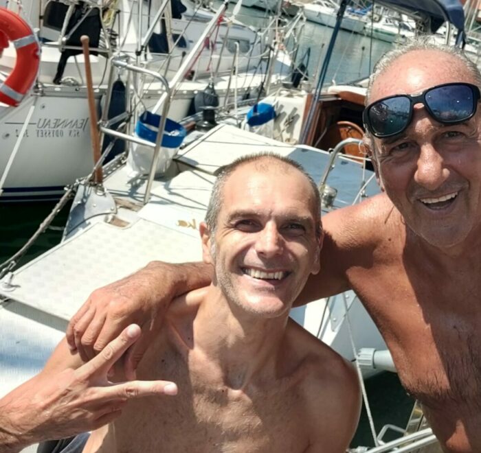 marco salvatore e matteo sorridenti sul pontile dopo la prima veleggiata ufficiale di tatanka con carrozzina in pozzetto